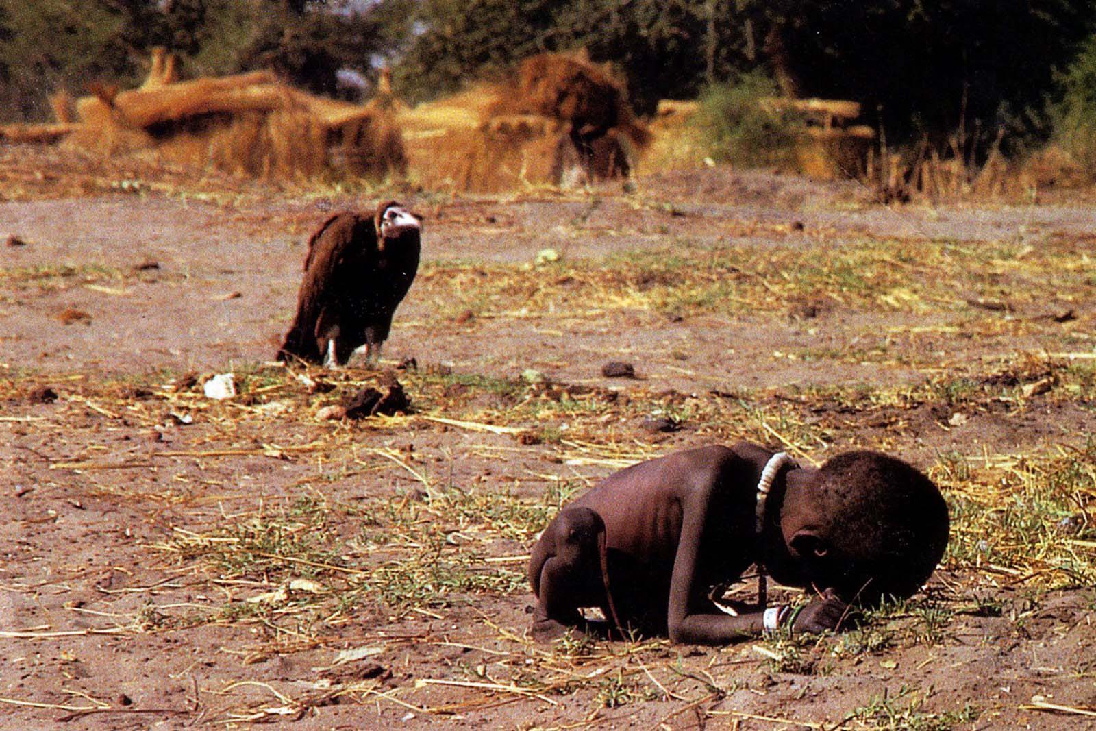 The vulture and the little girl - Kevin Carter, 1993. Tidak Adil? (source: http://rarehistoricalphotos.com/vulture-little-girl/)