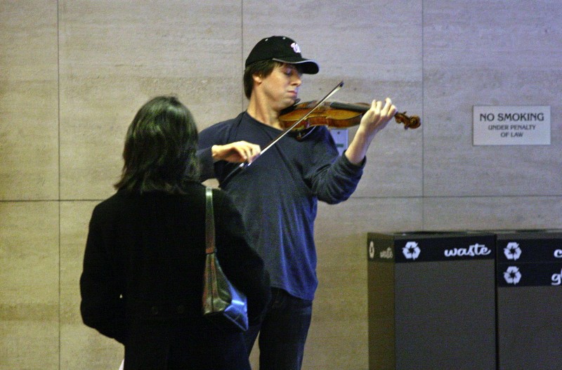 Joshua Bell di Metro Station, Washington D.C. (pic via washingtonpost.com)